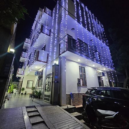 Shri Krishna Divine Dham Hotel Матура Екстериор снимка