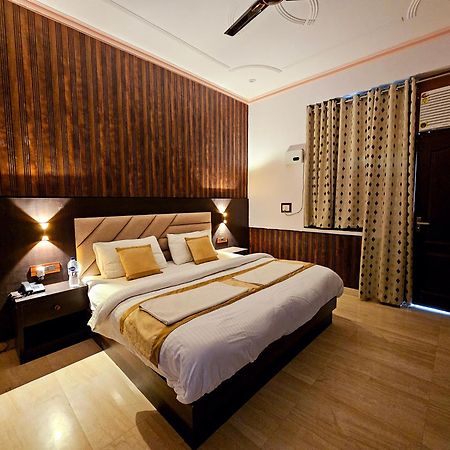 Shri Krishna Divine Dham Hotel Матура Екстериор снимка