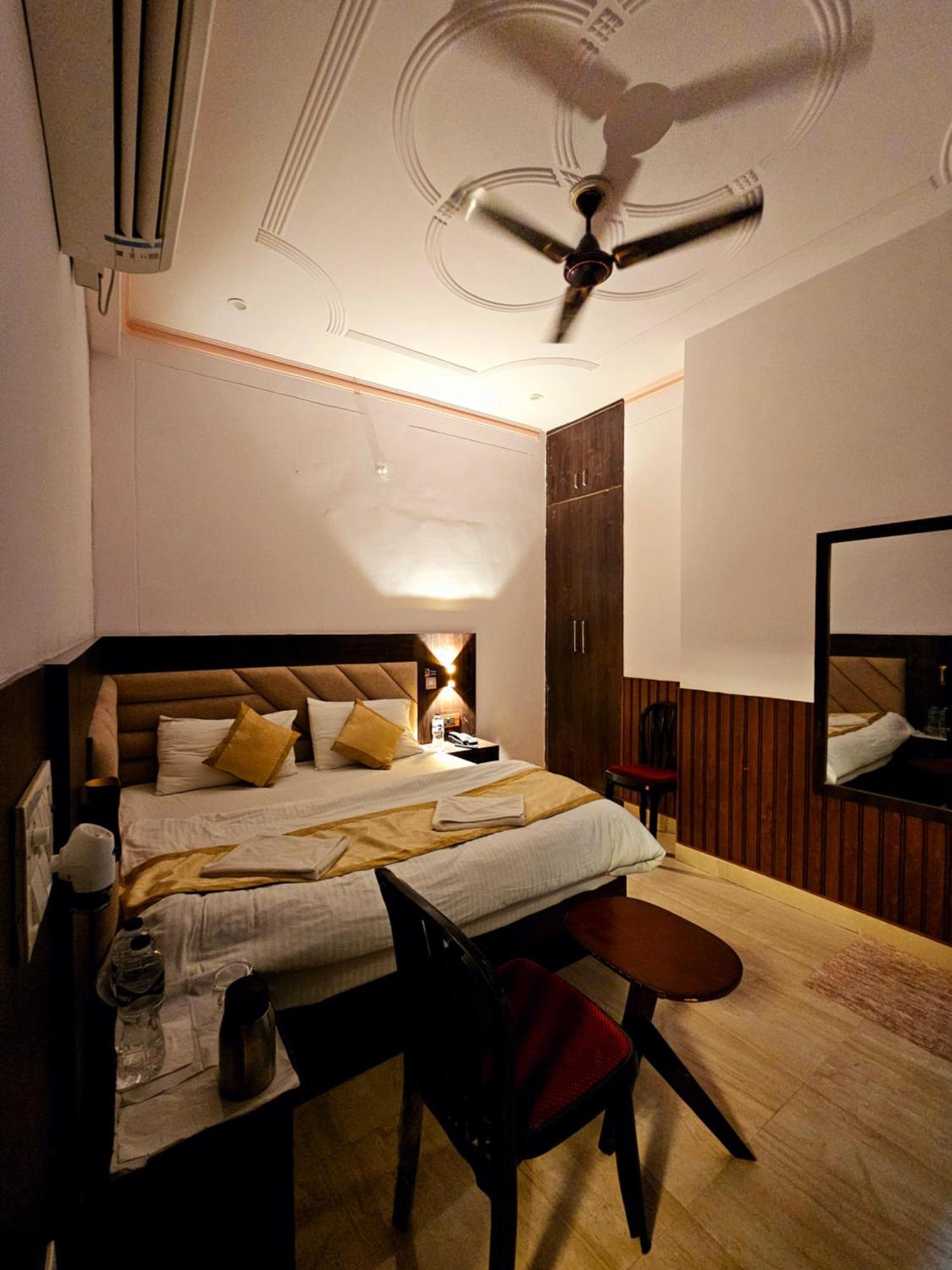 Shri Krishna Divine Dham Hotel Матура Екстериор снимка