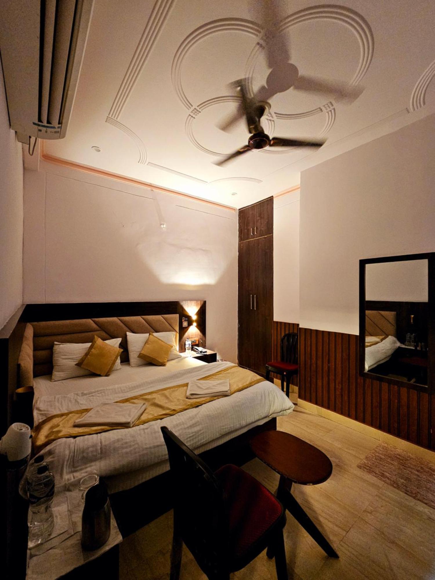 Shri Krishna Divine Dham Hotel Матура Екстериор снимка
