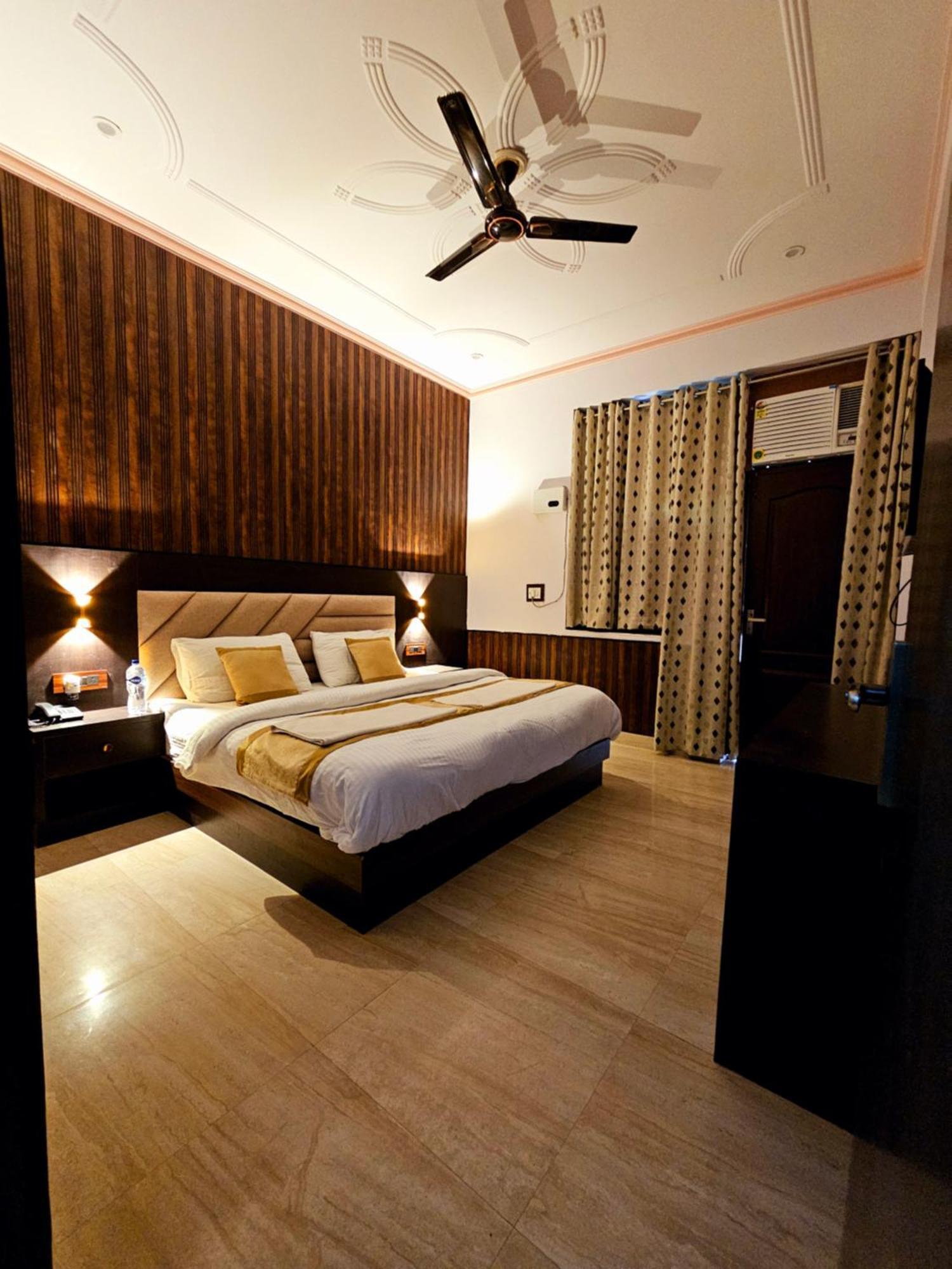 Shri Krishna Divine Dham Hotel Матура Екстериор снимка