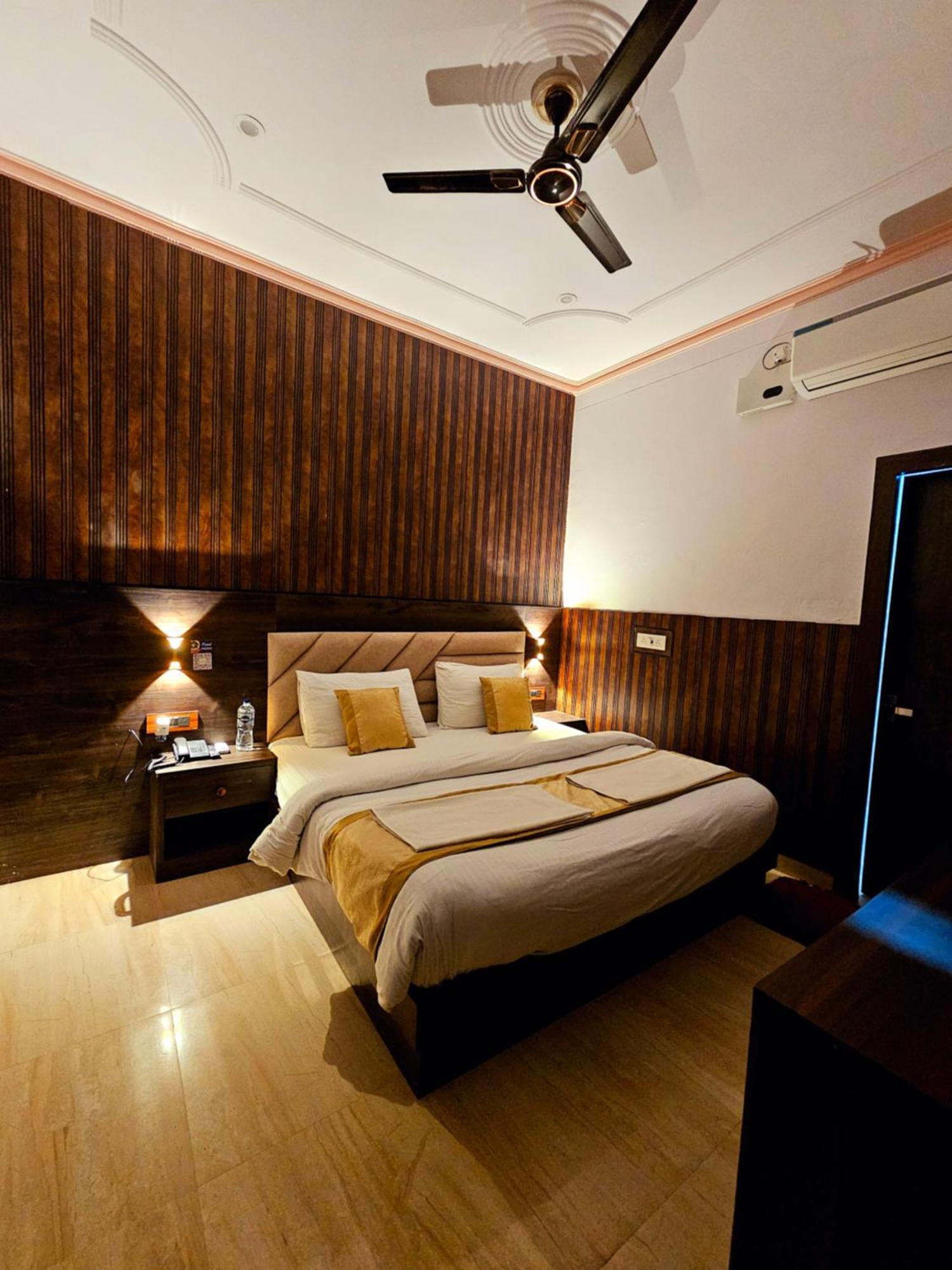 Shri Krishna Divine Dham Hotel Матура Екстериор снимка