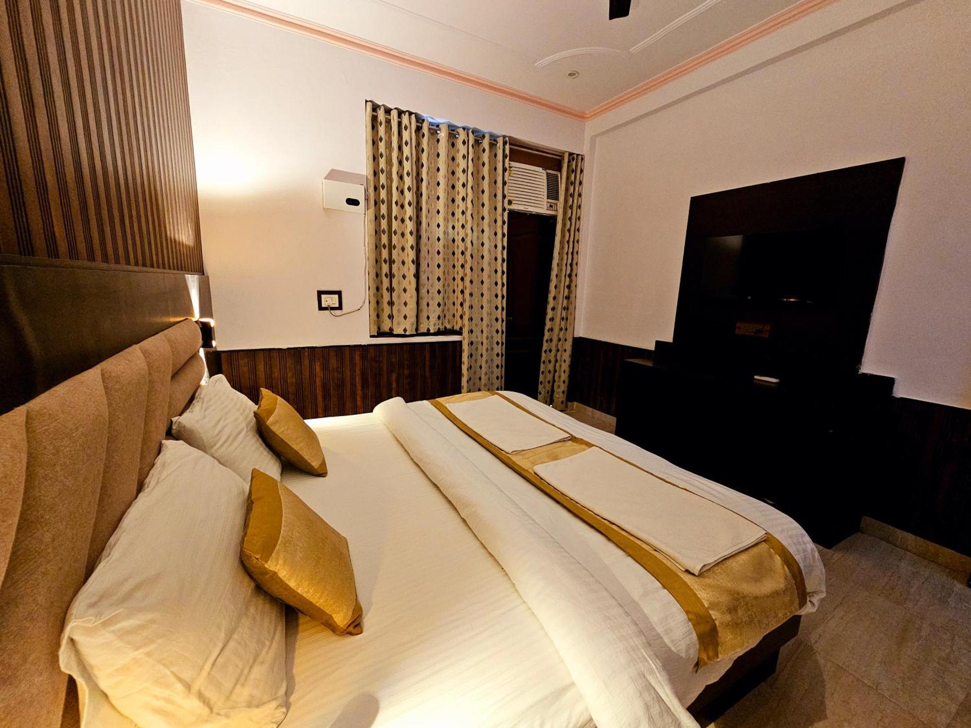 Shri Krishna Divine Dham Hotel Матура Екстериор снимка