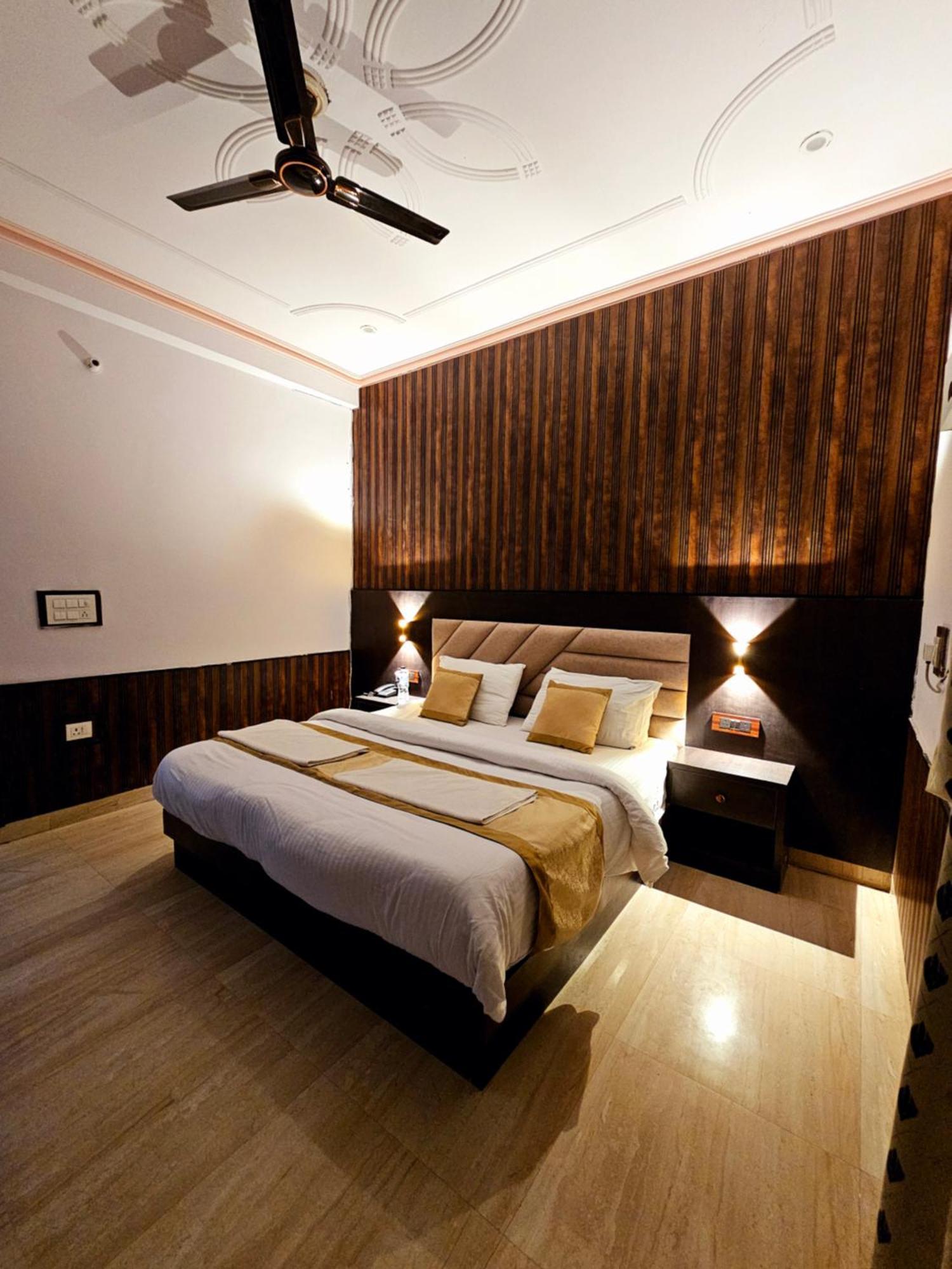 Shri Krishna Divine Dham Hotel Матура Екстериор снимка