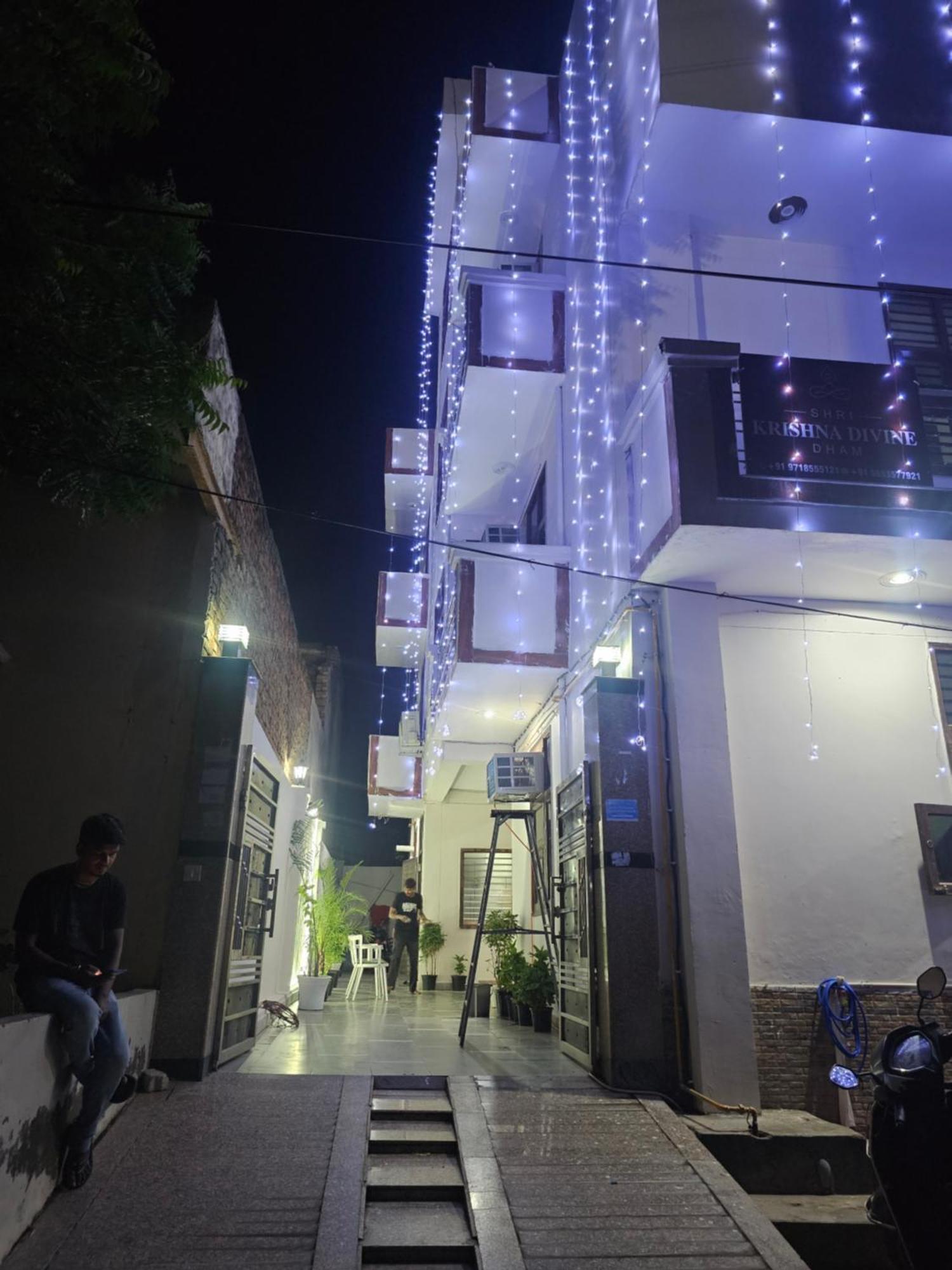 Shri Krishna Divine Dham Hotel Матура Екстериор снимка