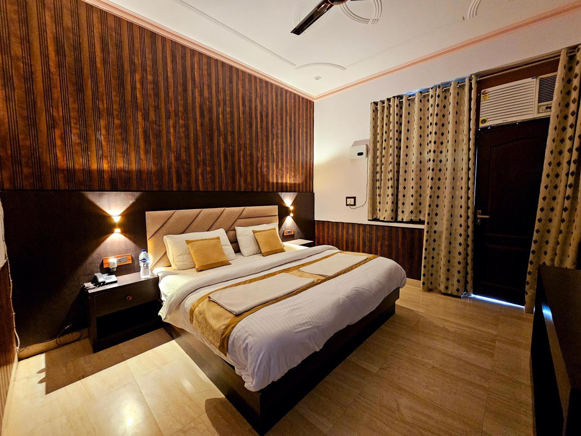 Shri Krishna Divine Dham Hotel Матура Екстериор снимка