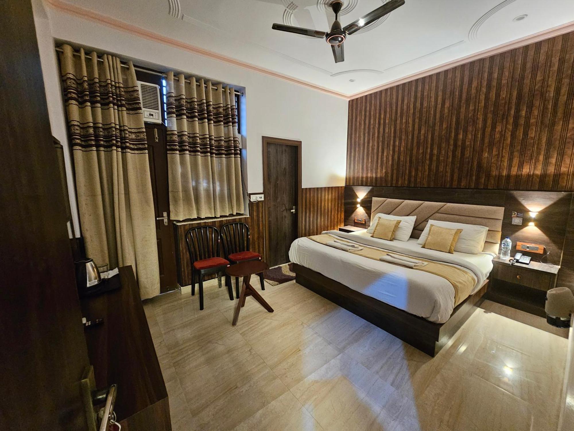 Shri Krishna Divine Dham Hotel Матура Екстериор снимка