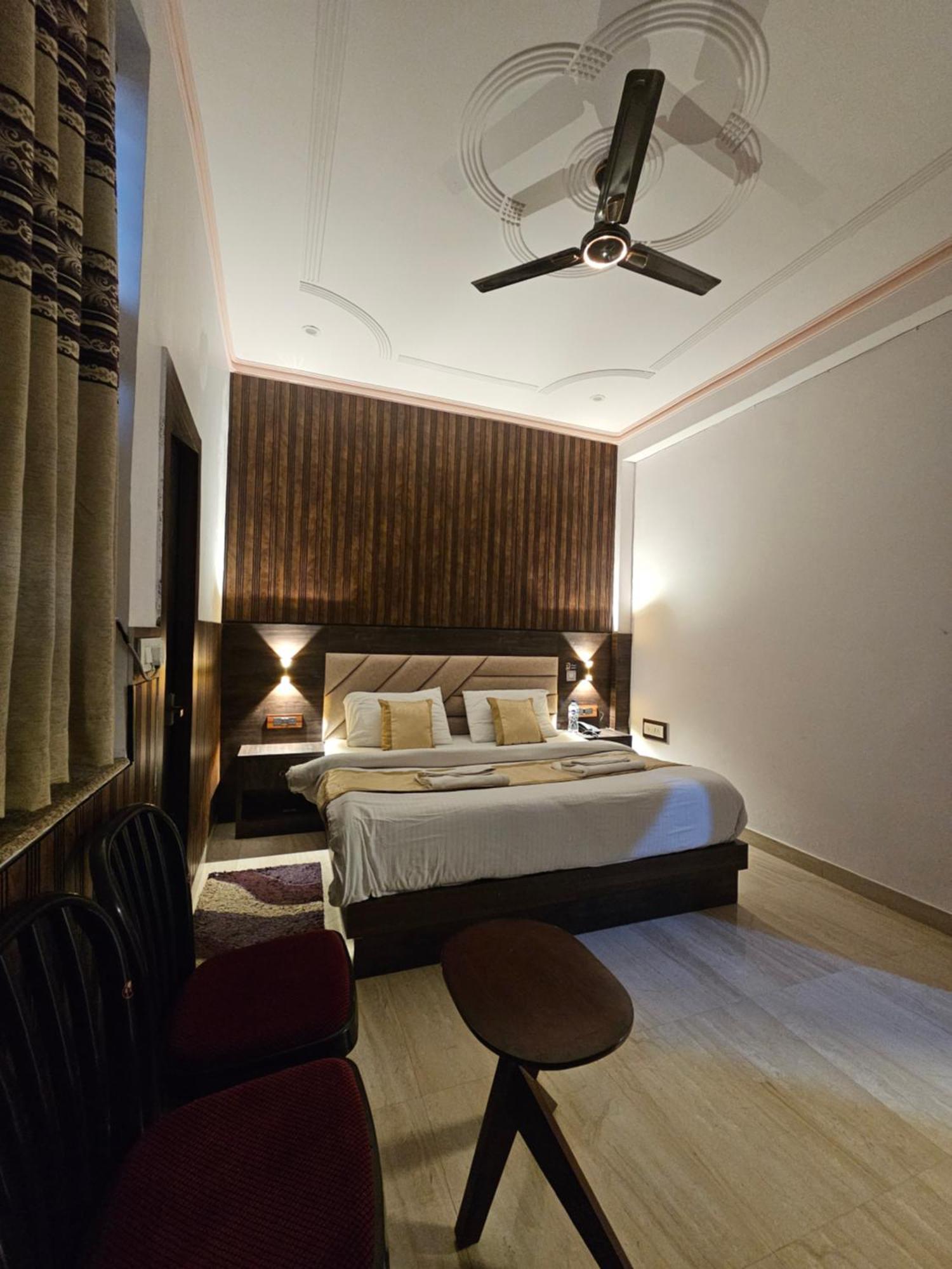 Shri Krishna Divine Dham Hotel Матура Екстериор снимка