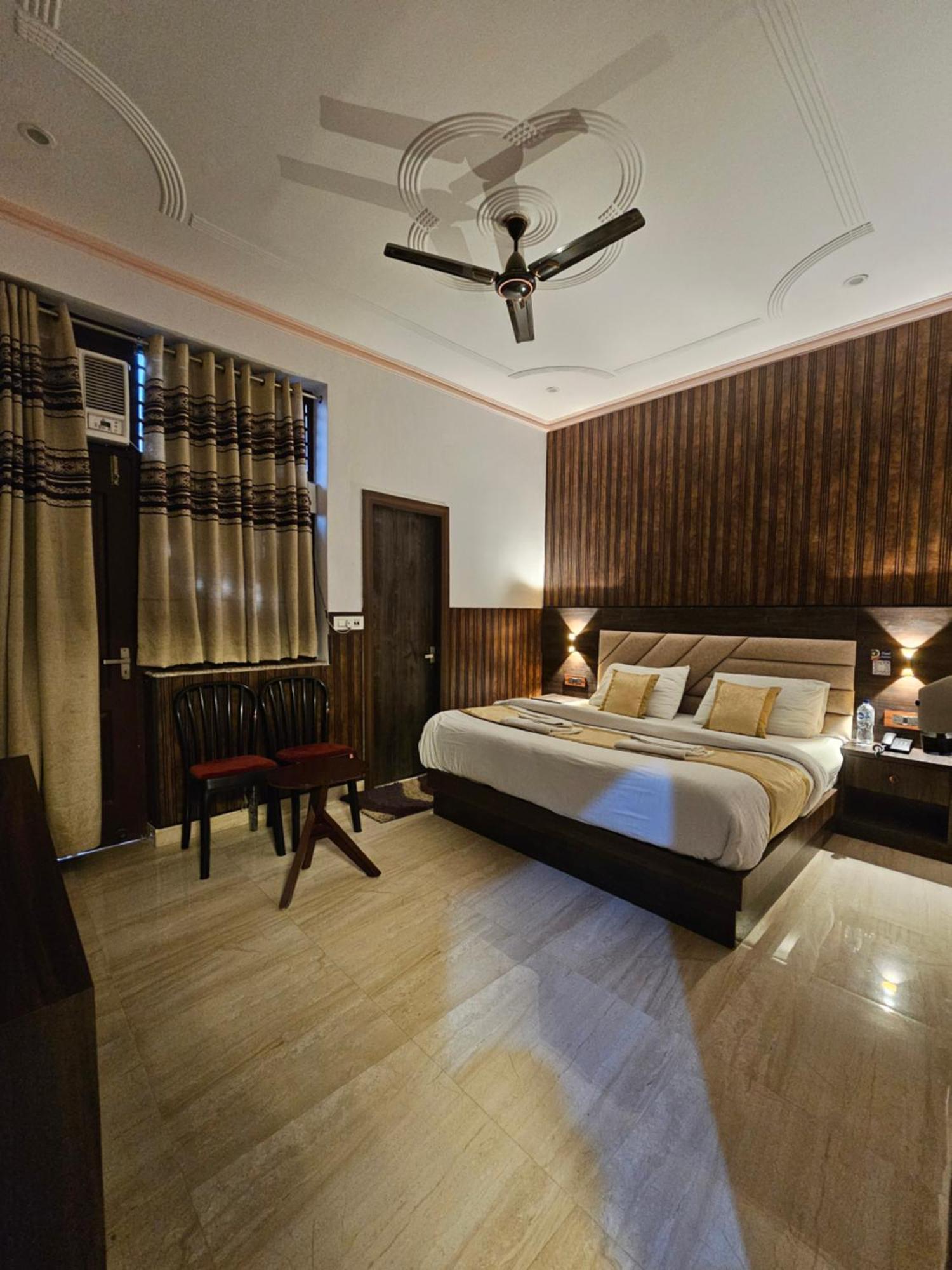 Shri Krishna Divine Dham Hotel Матура Екстериор снимка