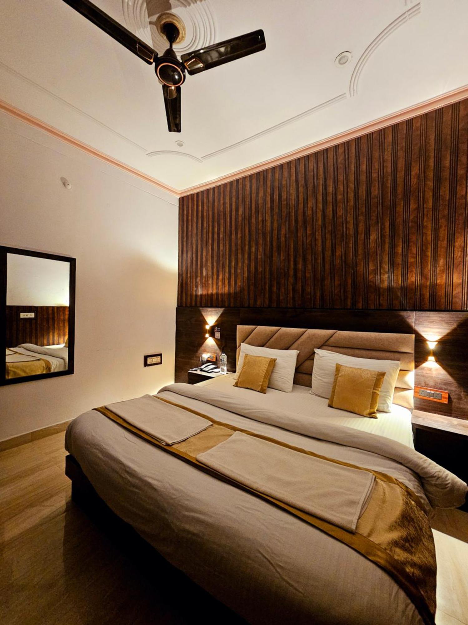 Shri Krishna Divine Dham Hotel Матура Екстериор снимка