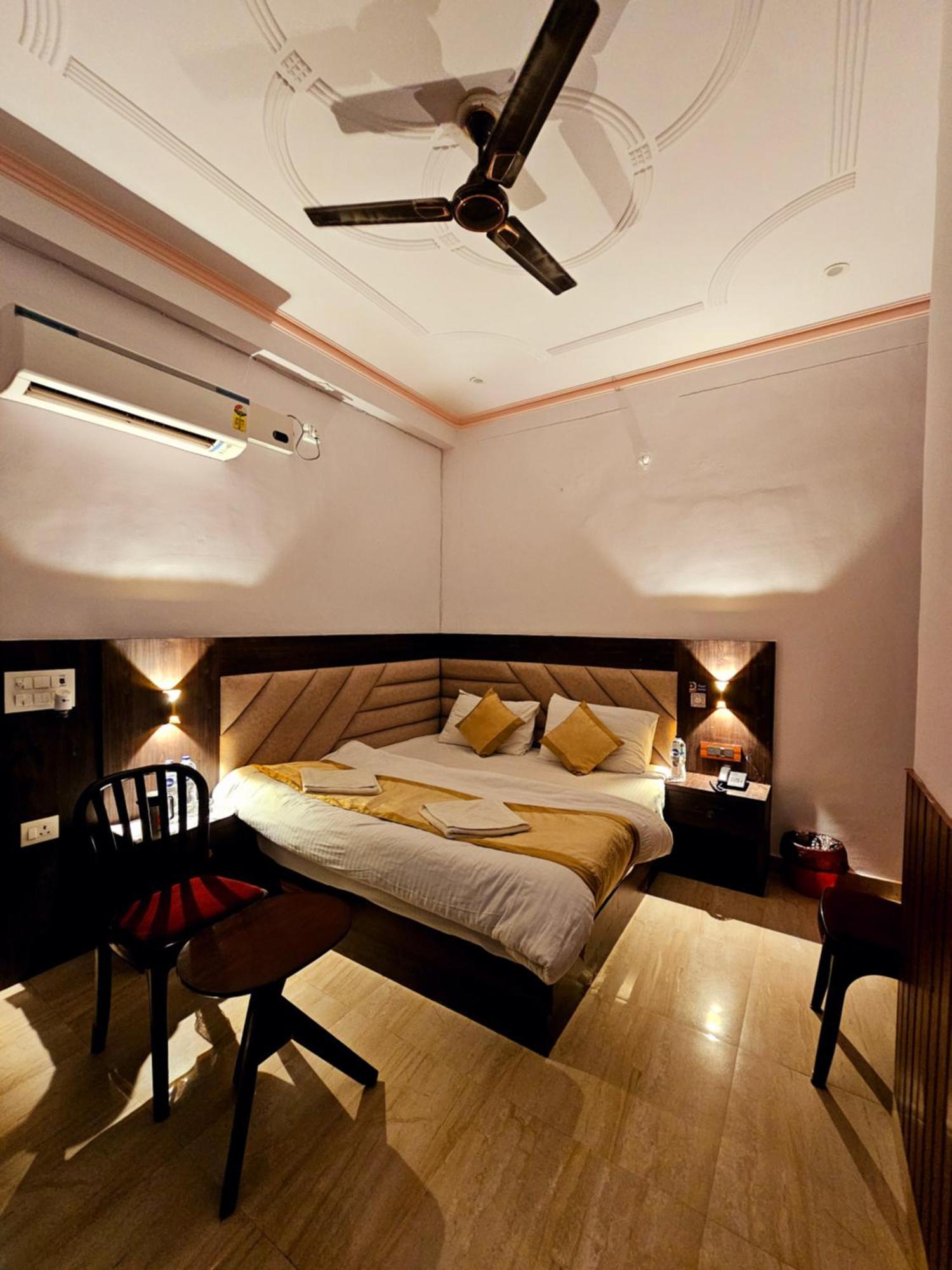 Shri Krishna Divine Dham Hotel Матура Екстериор снимка