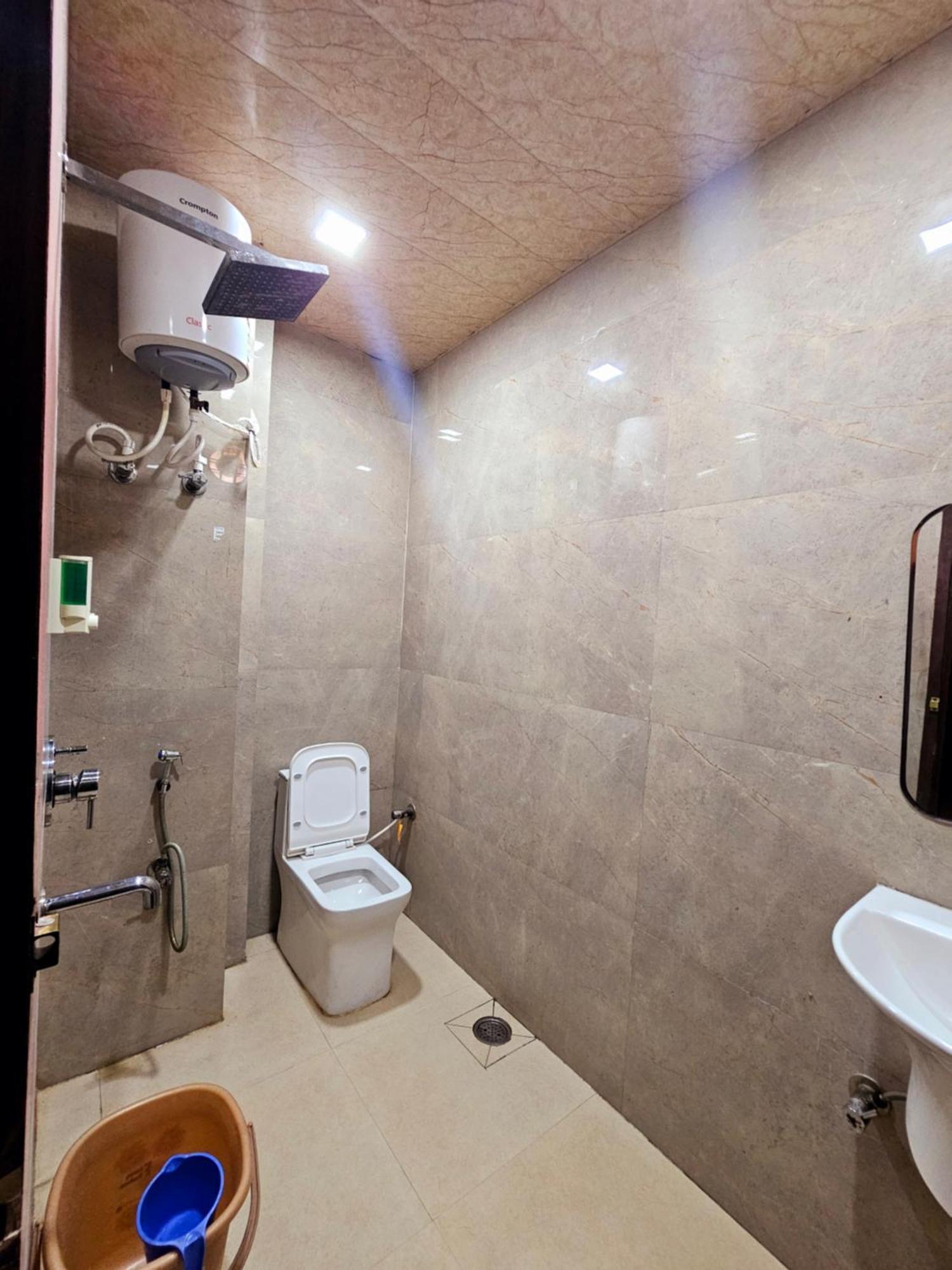 Shri Krishna Divine Dham Hotel Матура Екстериор снимка