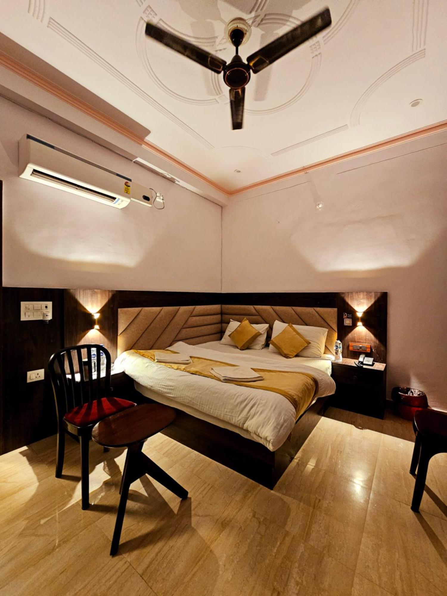 Shri Krishna Divine Dham Hotel Матура Екстериор снимка