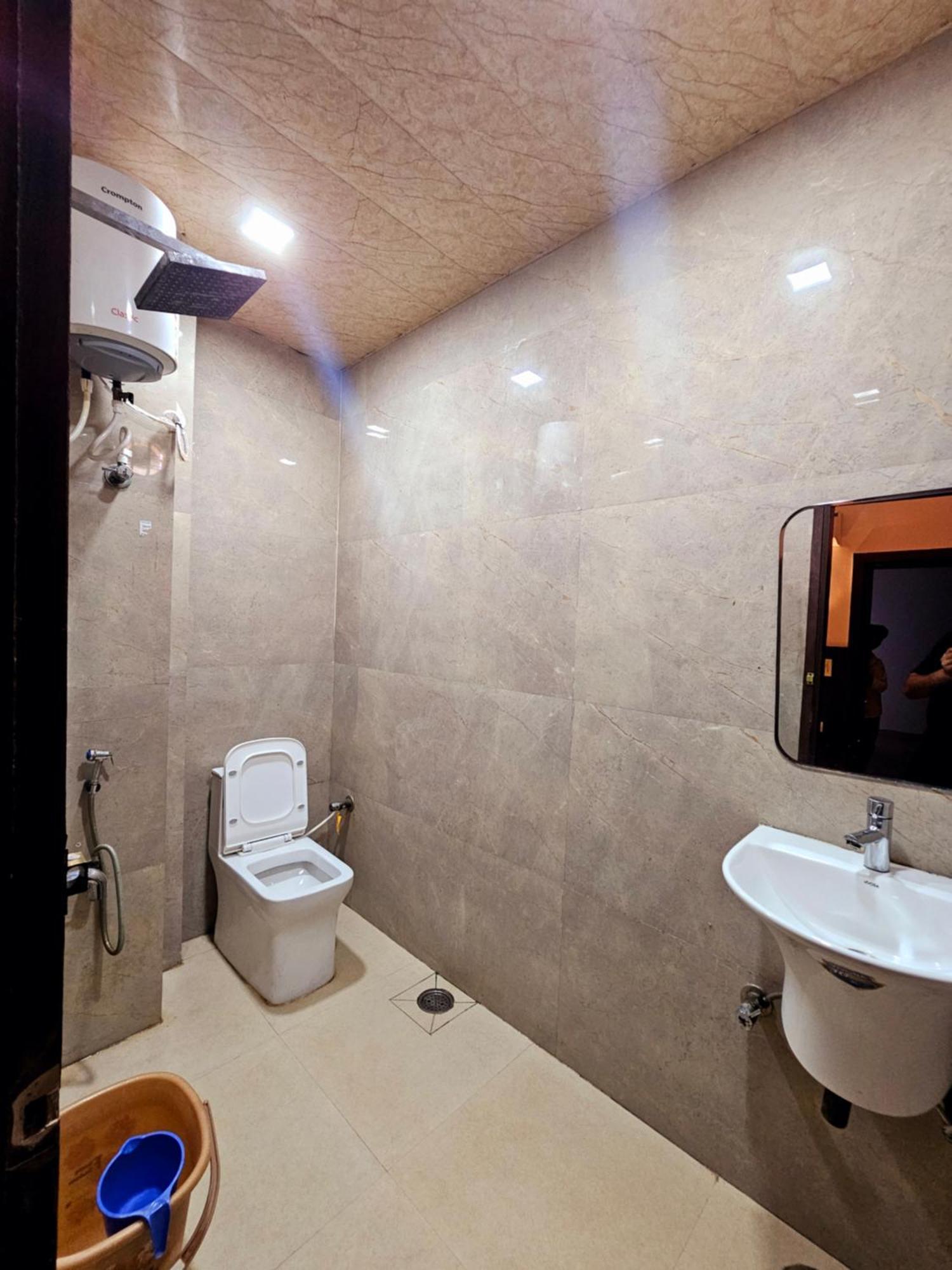 Shri Krishna Divine Dham Hotel Матура Екстериор снимка