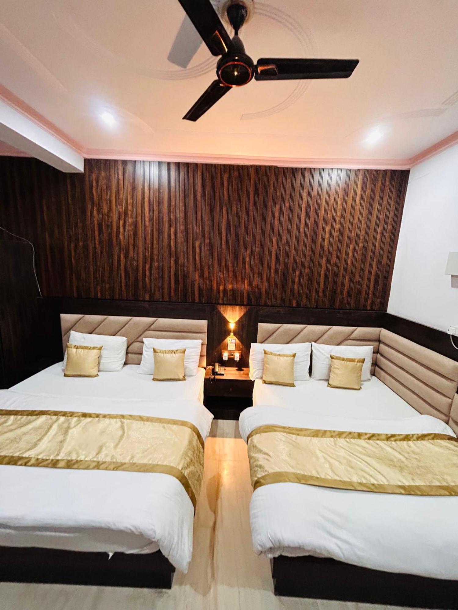 Shri Krishna Divine Dham Hotel Матура Екстериор снимка