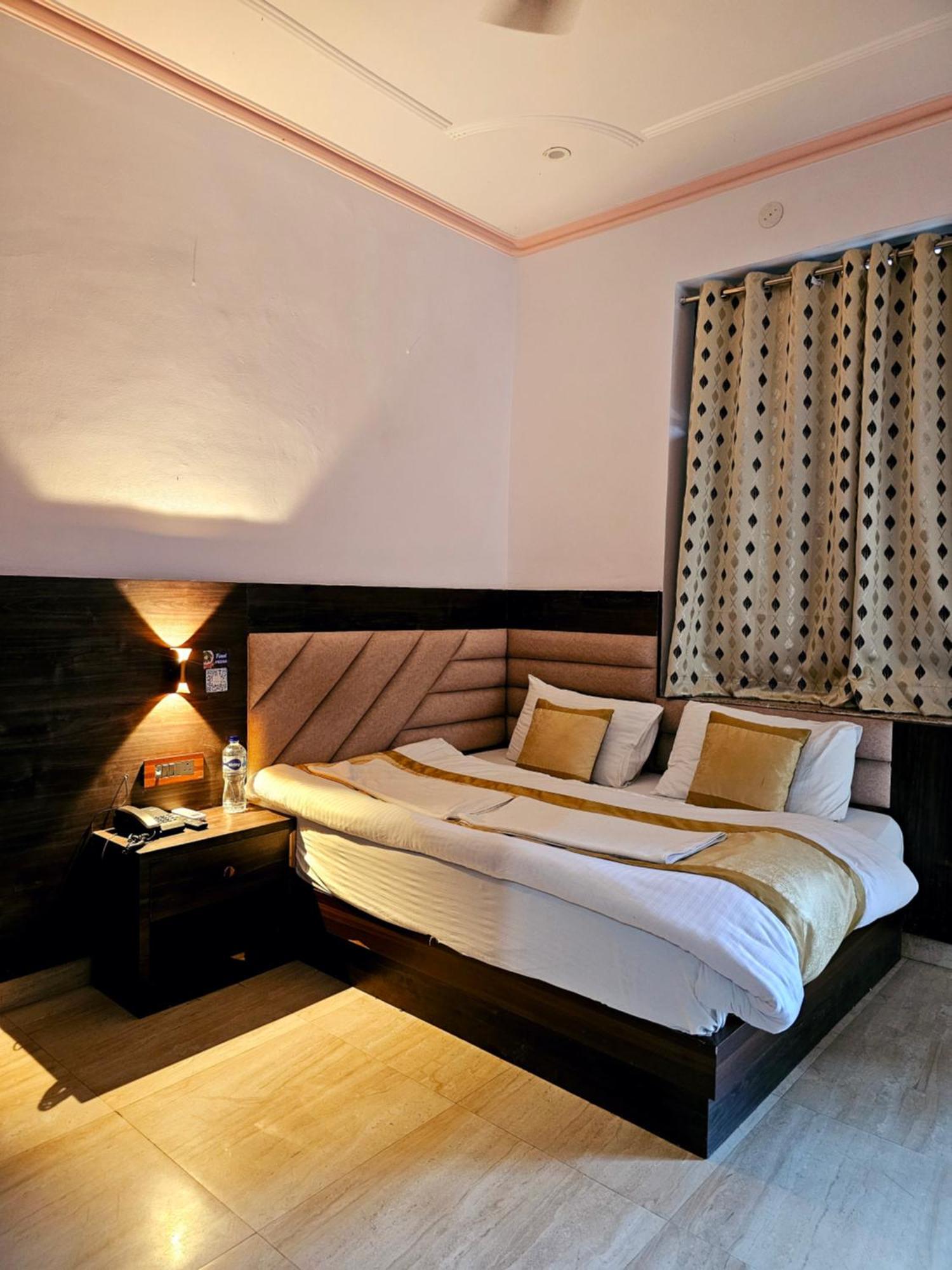 Shri Krishna Divine Dham Hotel Матура Екстериор снимка